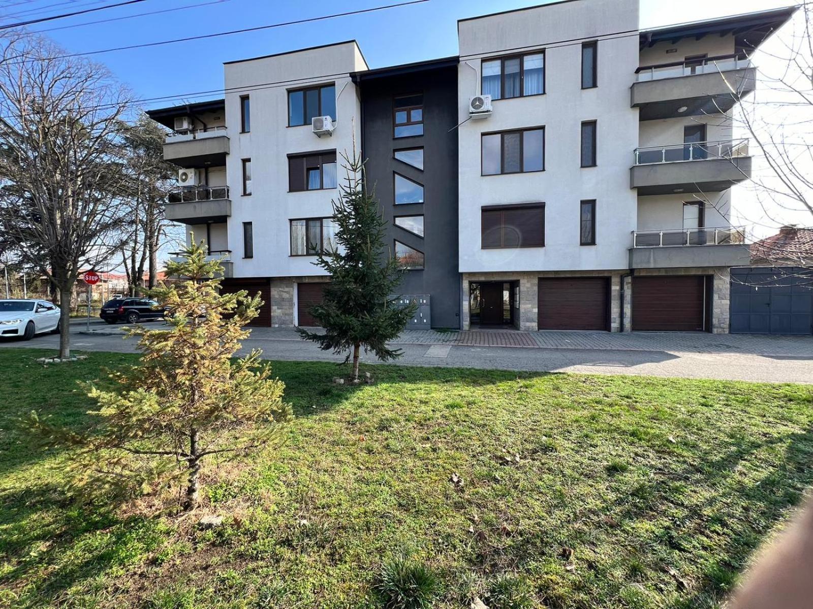Kazanlak Large Guest House Apartment Near The Center With Full Kitchen & Dining Room, King Beds, Garden Patio, Free Parking & Self Check-In Zewnętrze zdjęcie