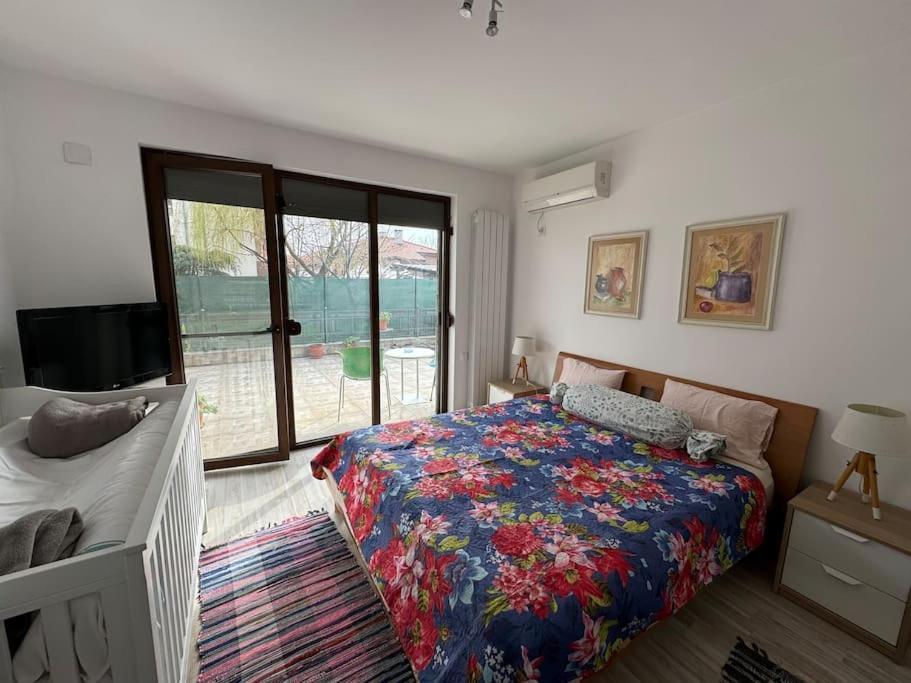 Kazanlak Large Guest House Apartment Near The Center With Full Kitchen & Dining Room, King Beds, Garden Patio, Free Parking & Self Check-In Zewnętrze zdjęcie