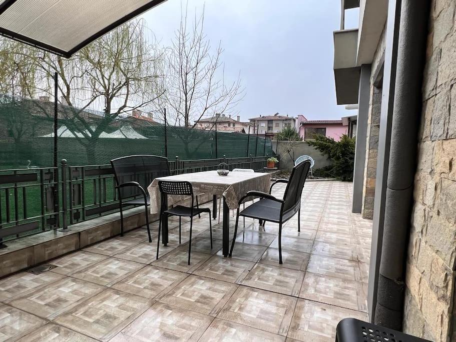 Kazanlak Large Guest House Apartment Near The Center With Full Kitchen & Dining Room, King Beds, Garden Patio, Free Parking & Self Check-In Zewnętrze zdjęcie